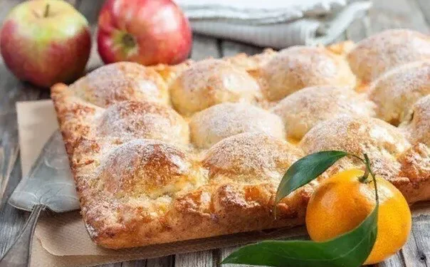 Пирог из творожного теста с яблоками.