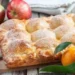 Пирог из творожного теста с яблоками.