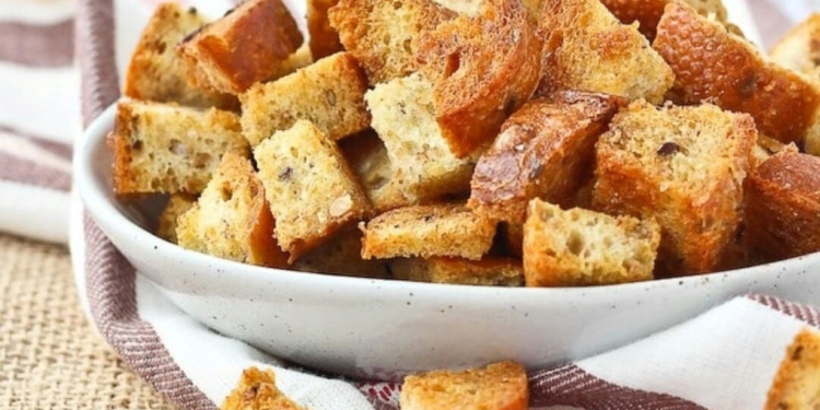 Чесночные гренки из белого хлеба.