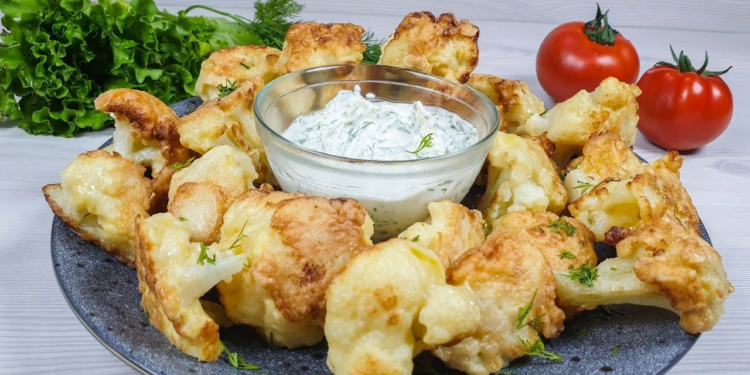 Цветная капуста в панировке с чесночным соусом