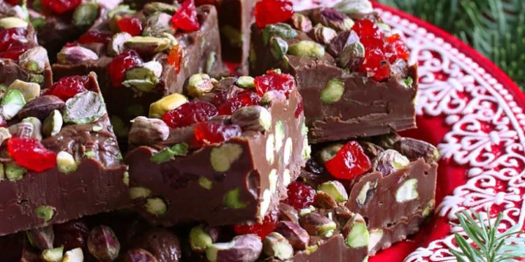 ШОКОЛАДНЫЙ ФАДЖ С ФИСТАШКАМИ И ВЯЛЕНОЙ ВИШНЕЙ