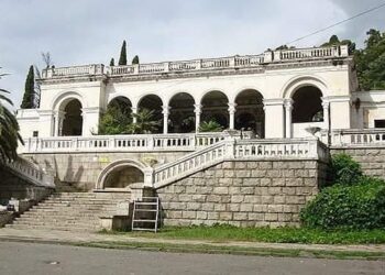 Guma demiryolu platformu, cumhuriyetin başkenti Sohum şehrinde bulunuyor