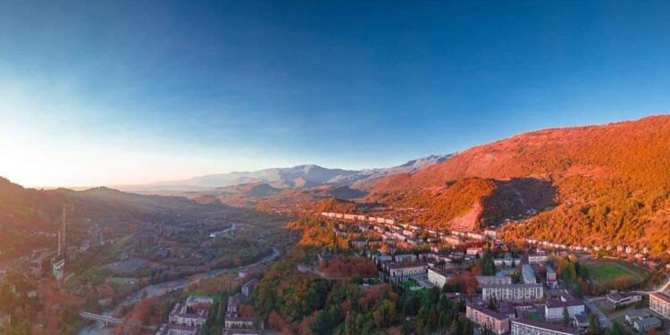  Tkuarçal, Abhazya’da kıyıda değil, dağlarda bulunan tek şehirdir
