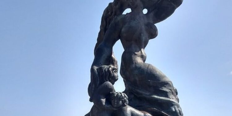 Karadeniz kıyısında bulunan Heykel Medea.