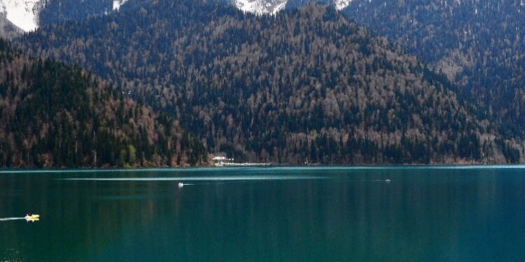 Abhaz elmas’ı olan Muhteşem Topraklar olarak adlandırılan Ritsa Gölü