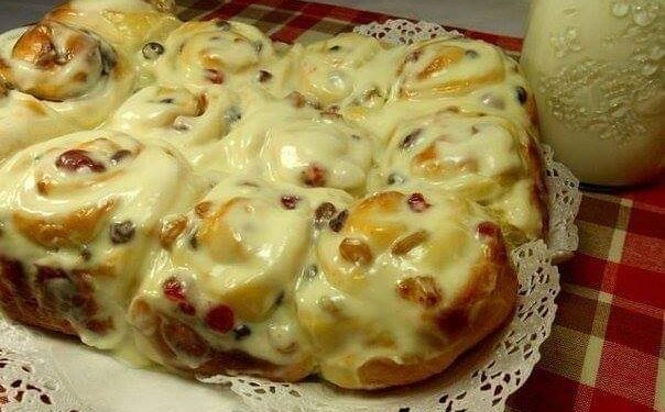 Булочки с изюмом со сливочной заливкой