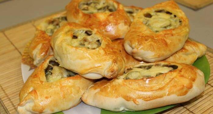 Лодочки из слоеного теста с картофелем, мясом и огурчиками.
