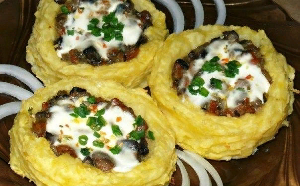 Картофельные гнезда с грибами, в чесночно-сметанном соусе