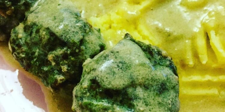 Весенние котлеты под сливочно-огуречным соусом с картофельным пюре.