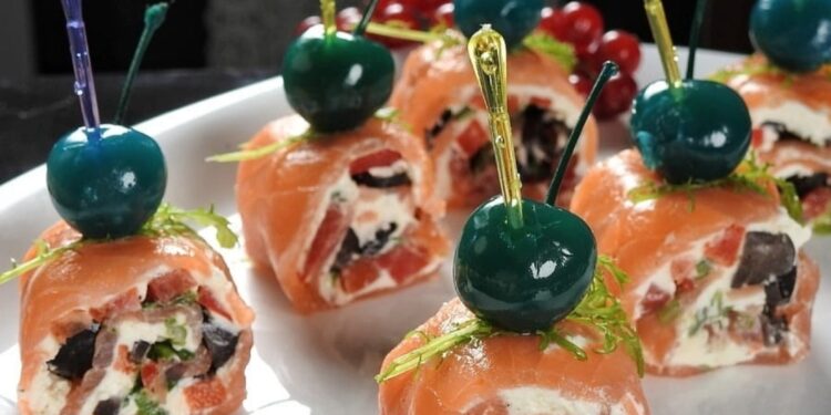 РОЛЛЫ С ЛОСОСЕМ