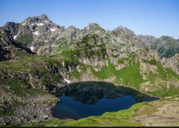 Mtsra Gölü-  son zamanlarda gezginler arasında popüler olmayan Abhazya’daki en güzel dağ
