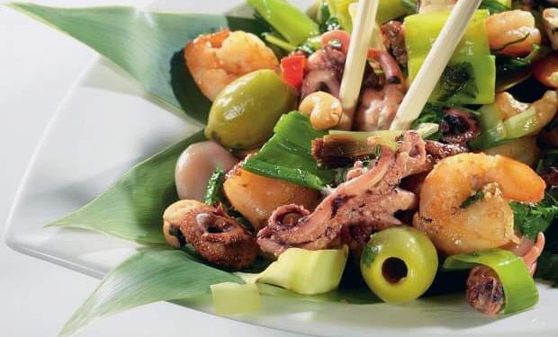 Теплый салат с пореем и морепродуктами