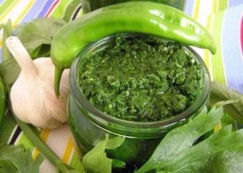 Kış için Abhaz tarzında yeşil biberden acıka nasıl yapılır?