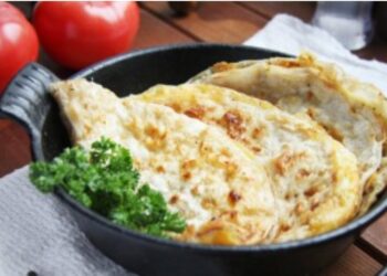 Tavada yumurtalı lavaş.