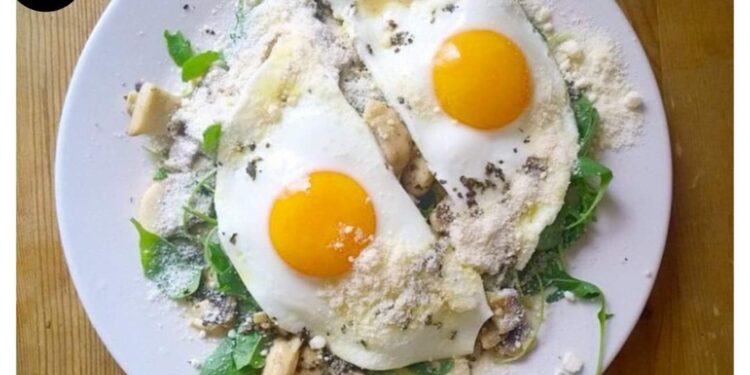 Салат с жареными грибами и глазуньей |