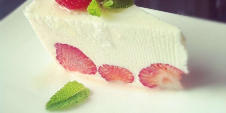 Творожный десерт с клубникой,