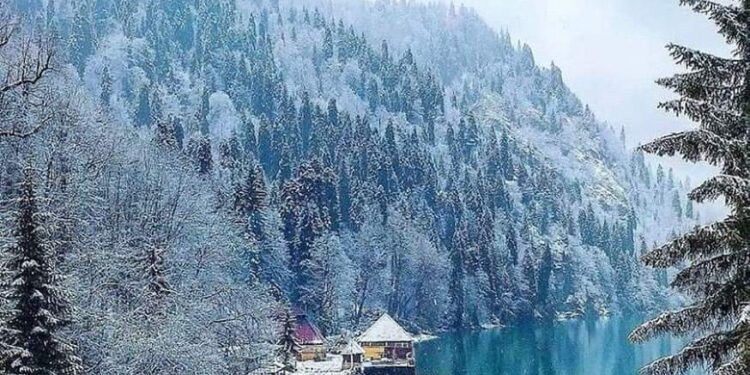 Gizemli dağ gölü Ritsa .