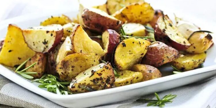 Zeytin ve limon ile Fas kızarmış patates.