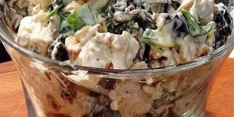 Салат с курицей и черносливом ⠀