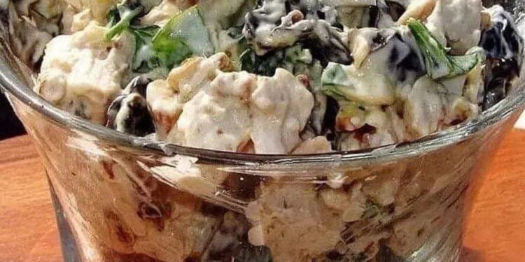 Салат с курицей и черносливом