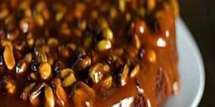 Fındık taneli çikolatalı pasta .