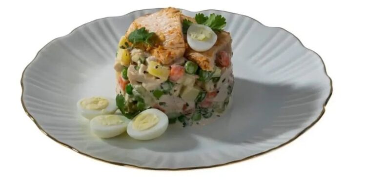 Baharatlı tavuklu Olivie salatası