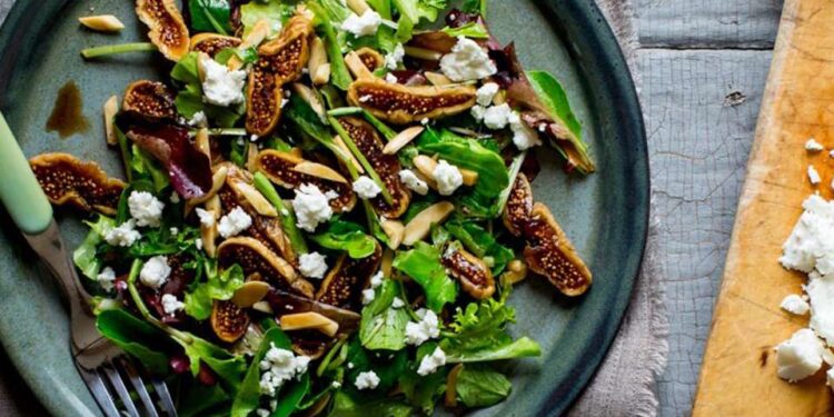 Салат из фруктов и сладостей