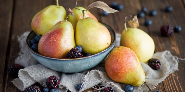 Салат из груш, яблок и ежевики