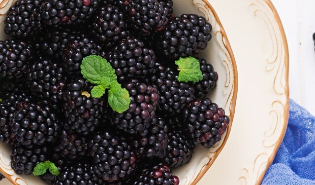 Салат из груш и ежевики