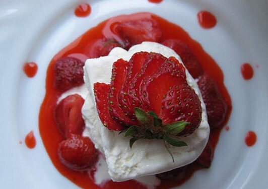 Салат из клубники по-романовски