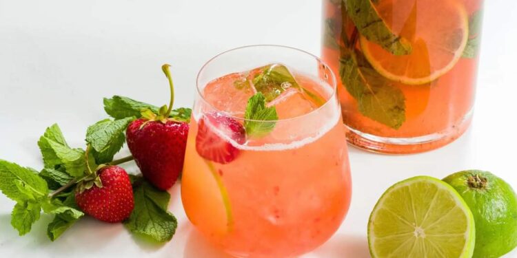 Безалкогольный клубничный мохито |