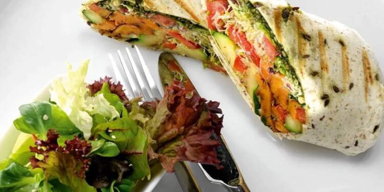 Буррито с жареными овощами и песто |