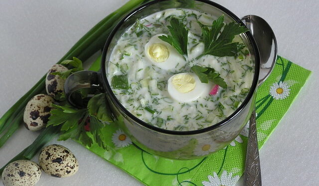 YOĞURT ÜZERİNDE DANA ETİ İLE ABHAZ CACIK