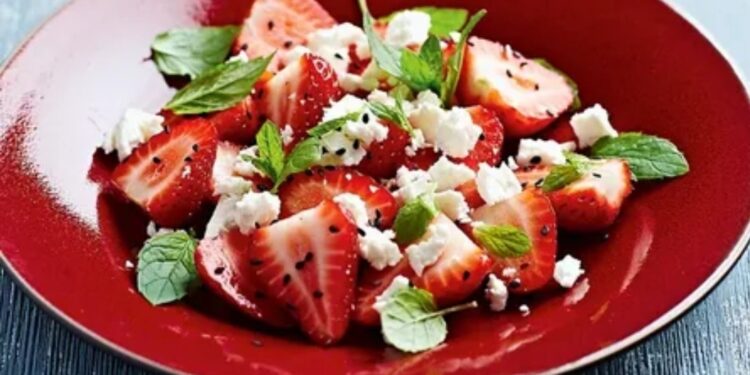 Салат из клубники с творогом