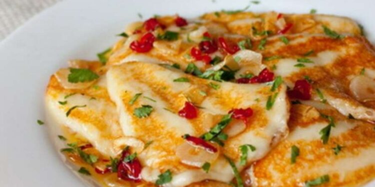 Acı biber ve sarımsak ile kızarmış abhaz peynir.