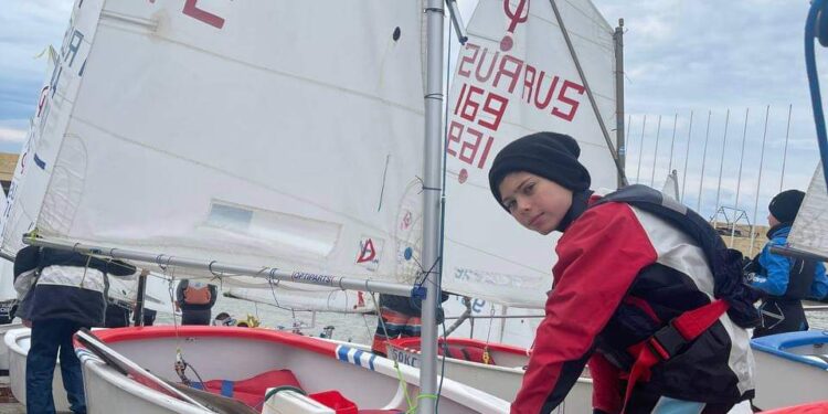 Sohum’daki Amra yat kulübü öğrencisi Leonid Agrba, Ermenistan’da düzenlenen Uluslararası Yelken Turnuvasında gümüş madalya kazandı