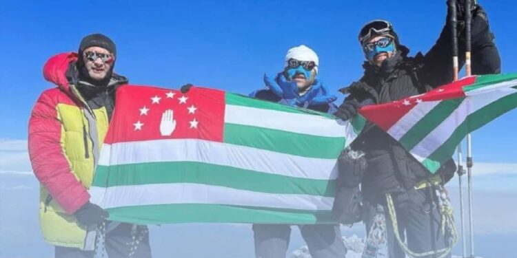 Elbrus’ta Abhaz bayrağı.