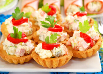 Корзиночки с мясным салатом