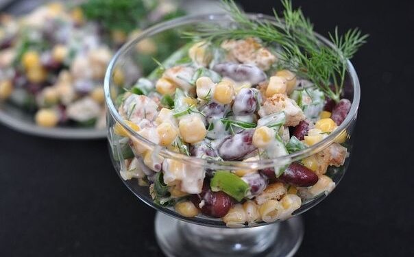 Салат из фасоли с сухариками