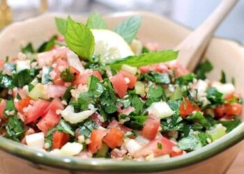 Салат с булгуром и овощами