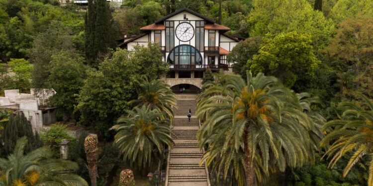 ABHAZYA’NIN İLK RESMİ TATİL BELDESİ 9 OCAK 1903’TE GAGRA’DA AÇILDI.