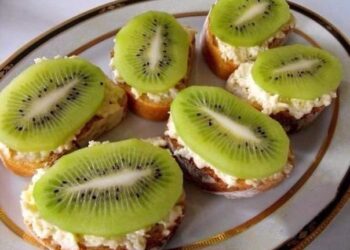 Закуска с плавленым сыром, чесноком и киви