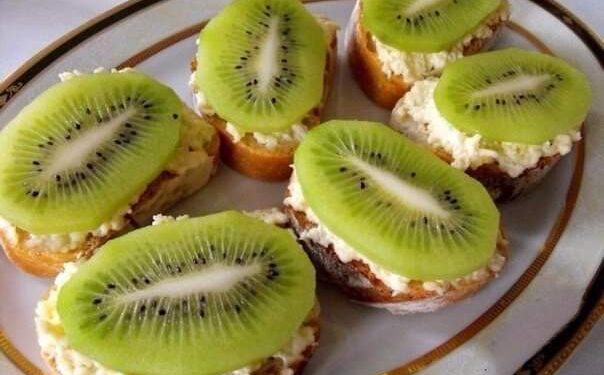 Закуска с плавленым сыром, чесноком и киви