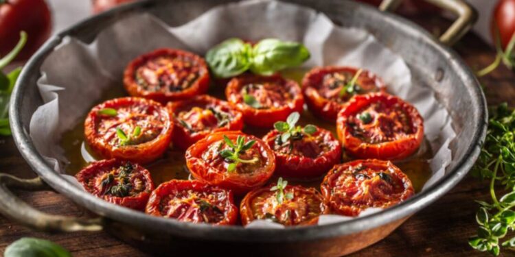 Запечённые помидоры с травами в духовке