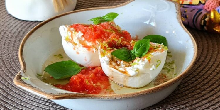 Буррата с замороженным помидором