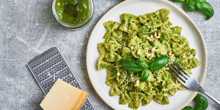 Паста с домашним соусом песто