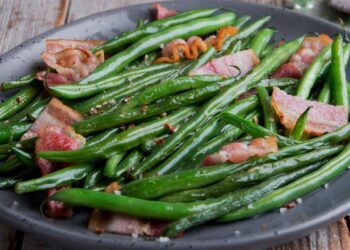 Жареная стручковая фасоль с беконом и чесноком