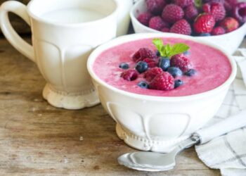 Манная каша с малиной