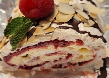 Меренговый рулет с малиной и кремом маскарпоне