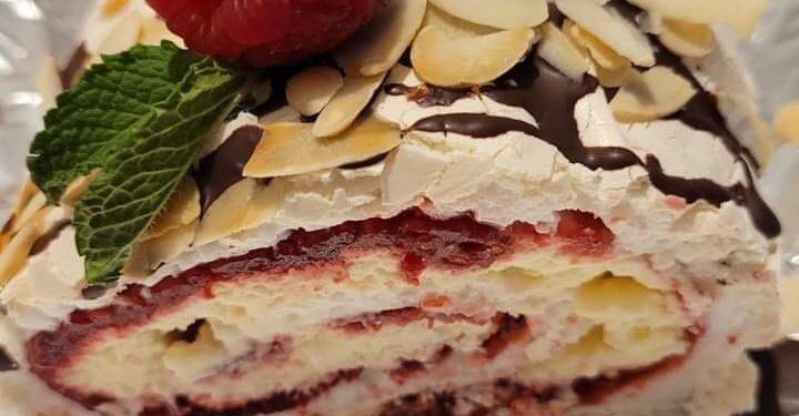 Меренговый рулет с малиной и кремом маскарпоне